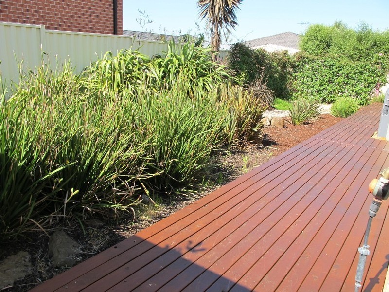 2 Hutt Lane, Taylors Hill VIC 3037