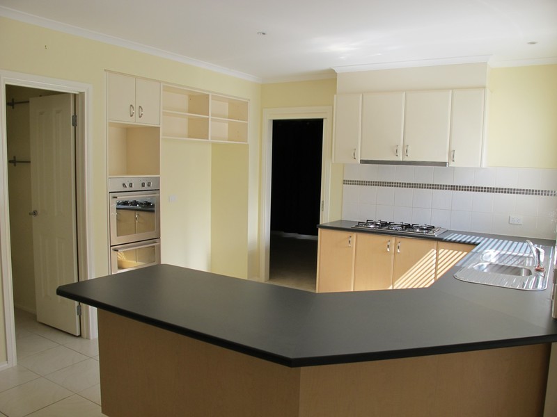 2 Hutt Lane, Taylors Hill VIC 3037
