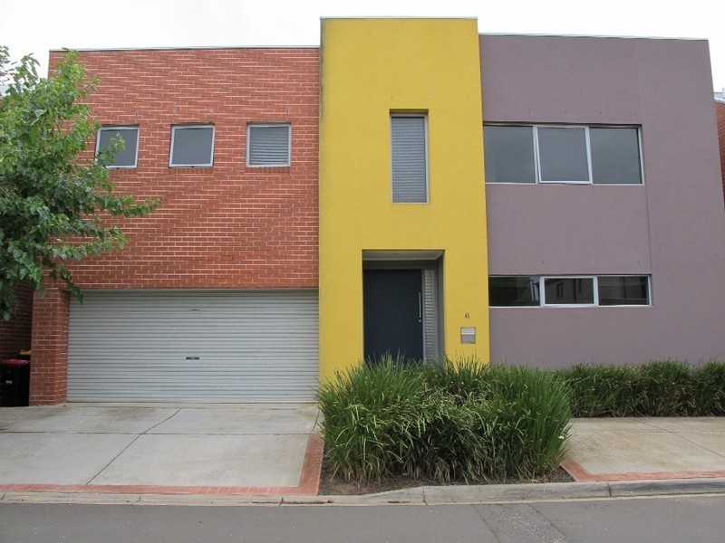 6 Beacon Lane, Caroline Springs VIC 3023