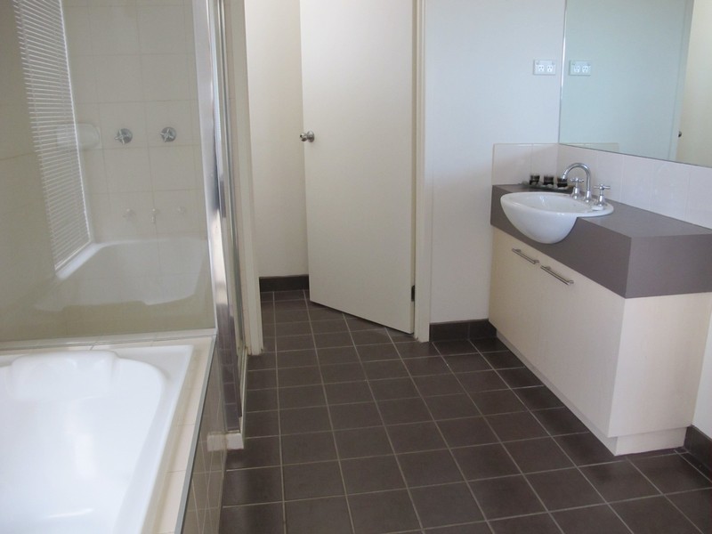 6 Beacon Lane, Caroline Springs VIC 3023