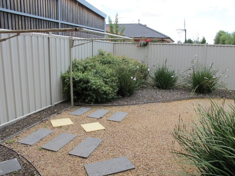 6 Beacon Lane, Caroline Springs VIC 3023