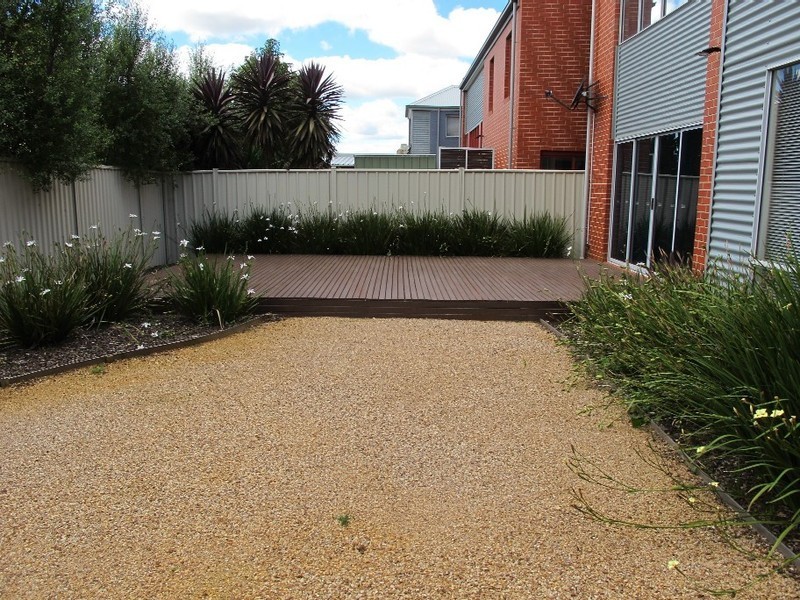 6 Beacon Lane, Caroline Springs VIC 3023