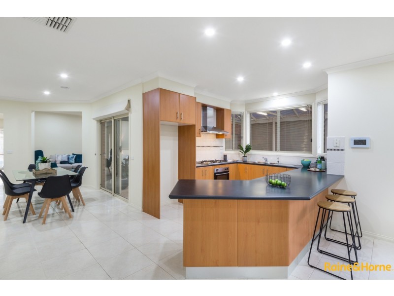 5 LATROBE TERRACE, Taylors Hill VIC 3037