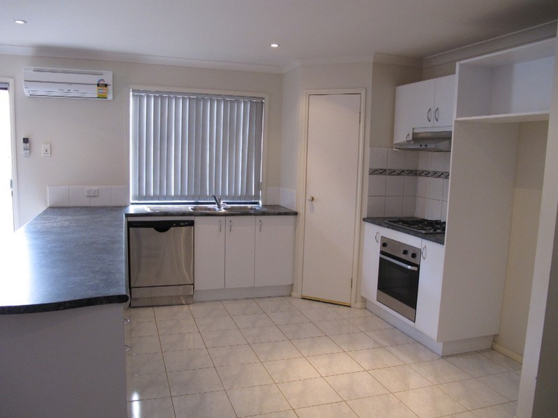 93 Springlake Avenue, Caroline Springs VIC 3023