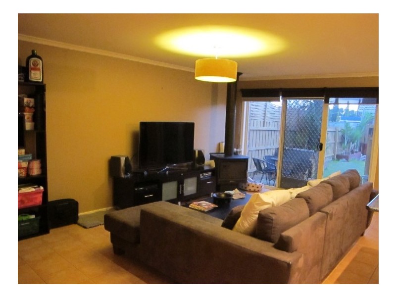 11/2 Silvertree Avenue, Delahey VIC 3037