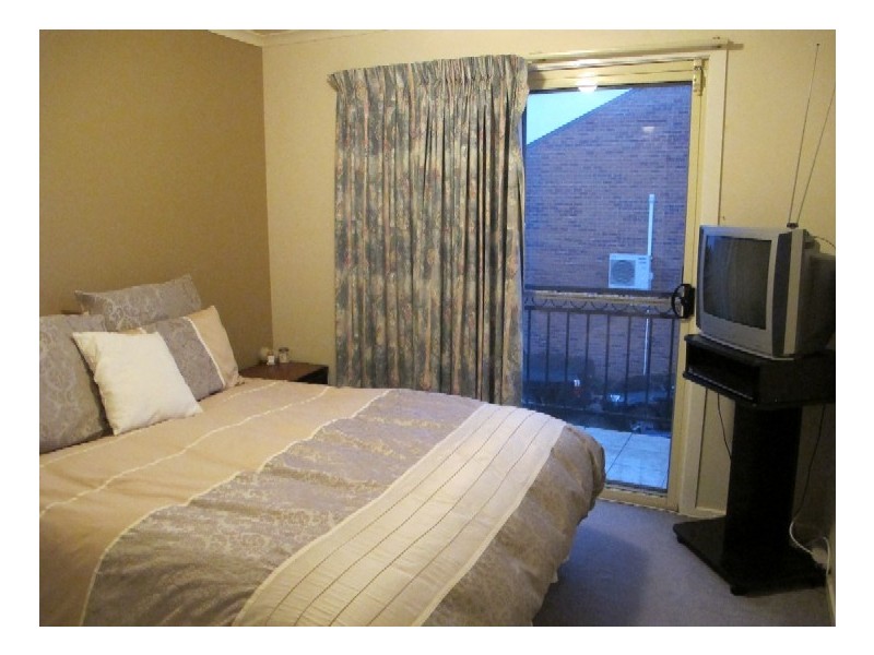 11/2 Silvertree Avenue, Delahey VIC 3037