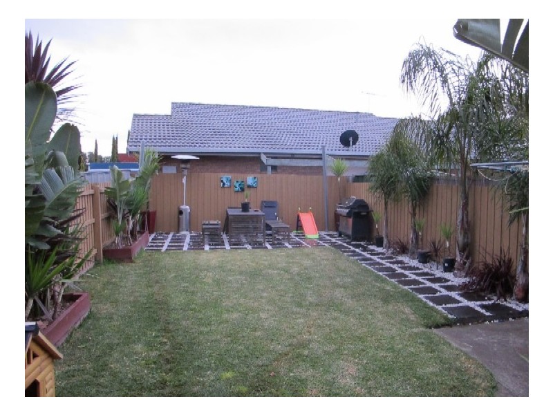 11/2 Silvertree Avenue, Delahey VIC 3037