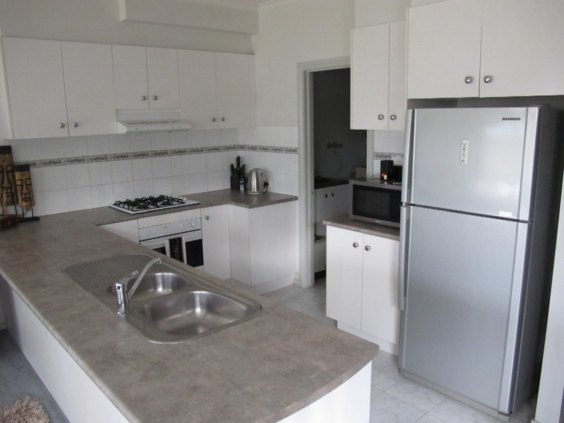 90 Jindabyne Avenue, Taylors Hill VIC 3037