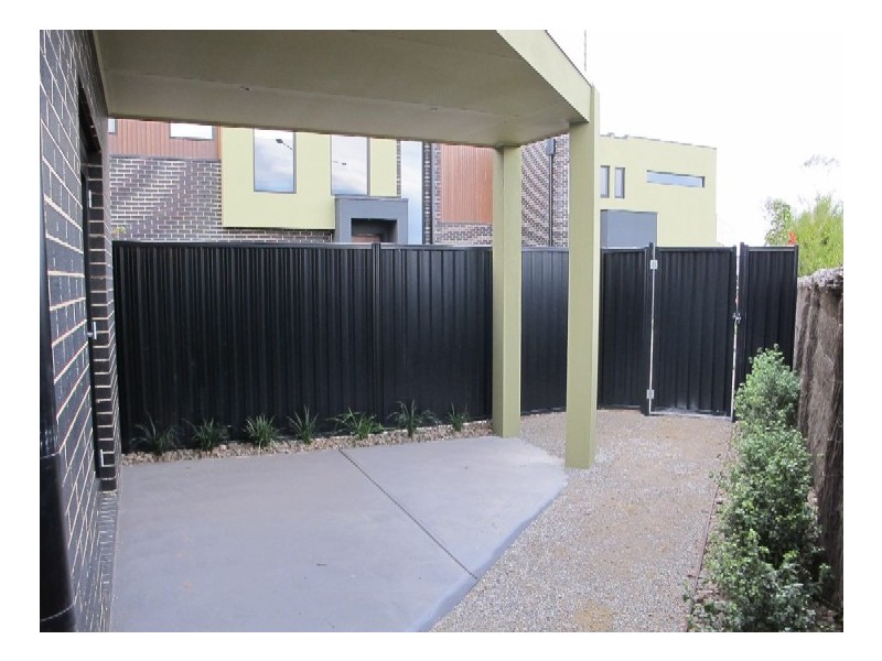 8/5 Chelsworth Place, Caroline Springs VIC 3023