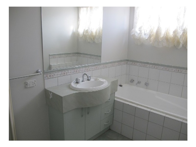 35 Berthon Crescent, Hillside VIC 3037