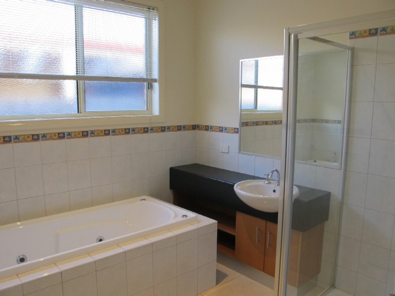 5 Latrobe Terrace, Taylors Hill VIC 3037