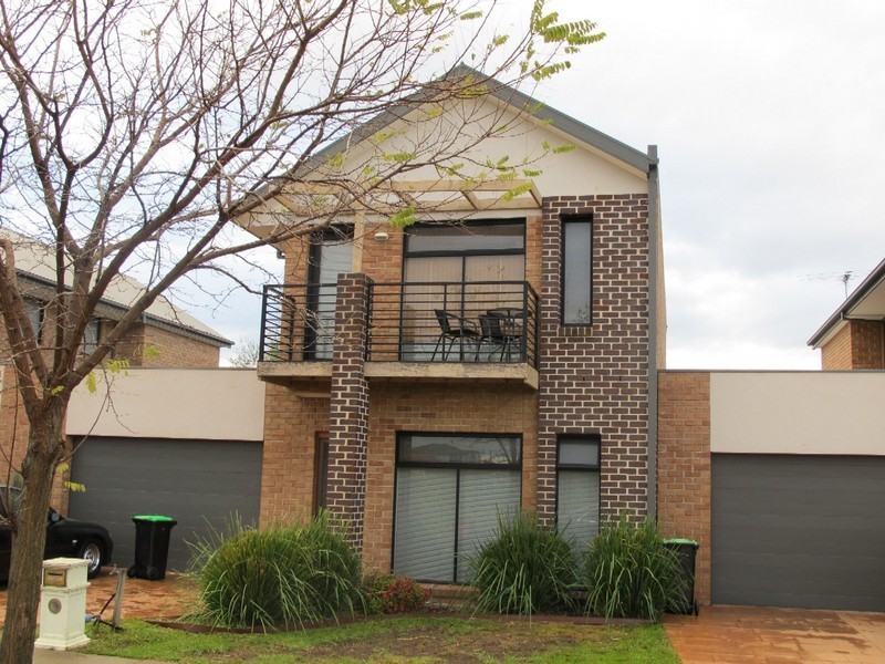 90 Jindabyne Avenue, Taylors Hill VIC 3037