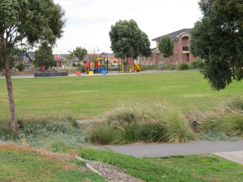 90 Jindabyne Avenue, Taylors Hill VIC 3037