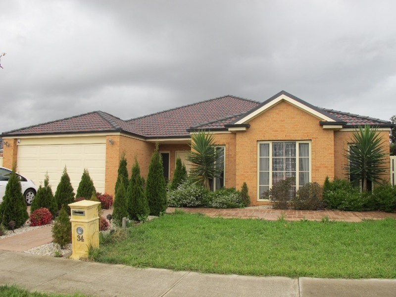 34 Heysen Parkway, Caroline Springs VIC 3023