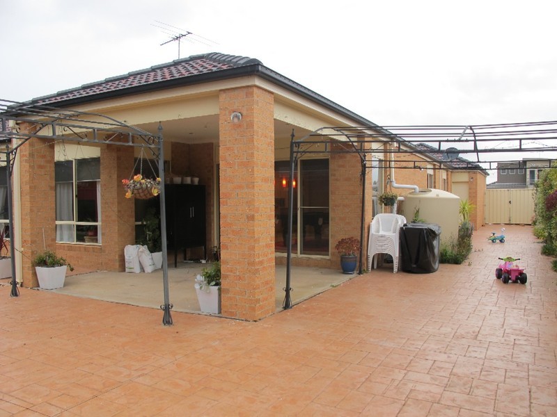 34 Heysen Parkway, Caroline Springs VIC 3023