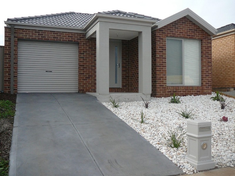 34 Hascombe Drive, Caroline Springs VIC 3023