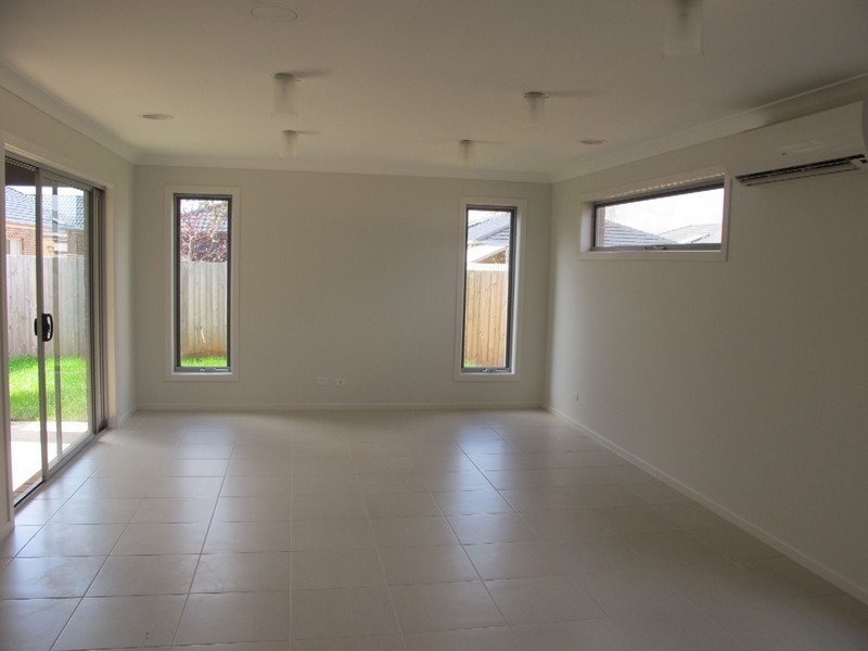 8 Poseidon Street, Kurunjang VIC 3337