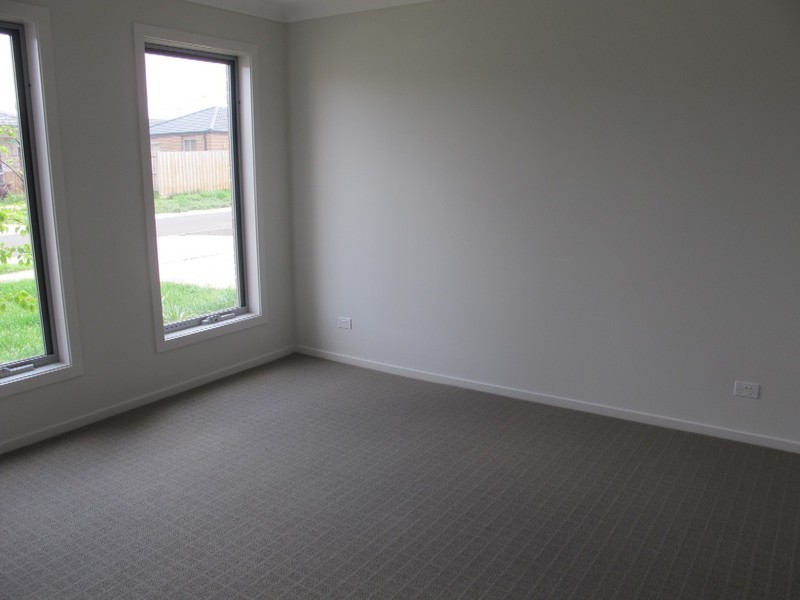 8 Poseidon Street, Kurunjang VIC 3337