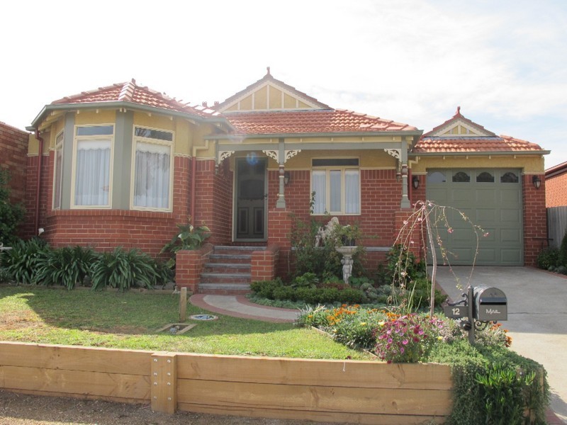 12 Whitmore Place, Hillside VIC 3037