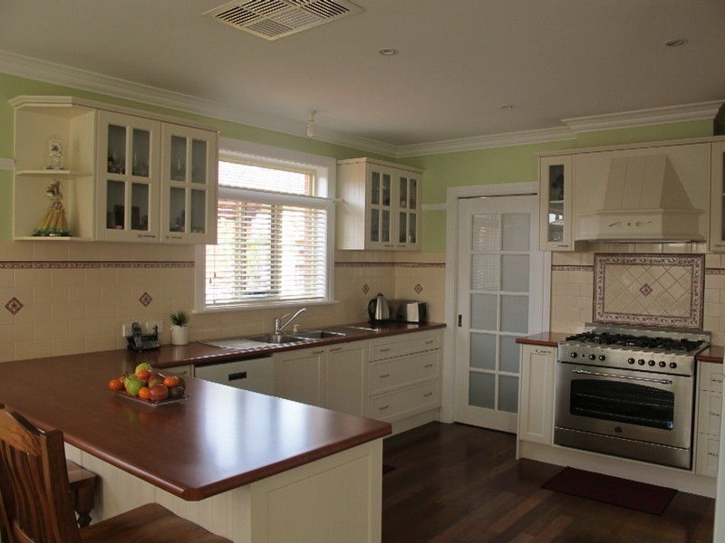 12 Whitmore Place, Hillside VIC 3037