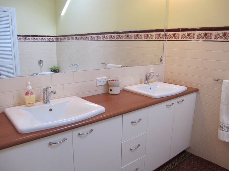 12 Whitmore Place, Hillside VIC 3037