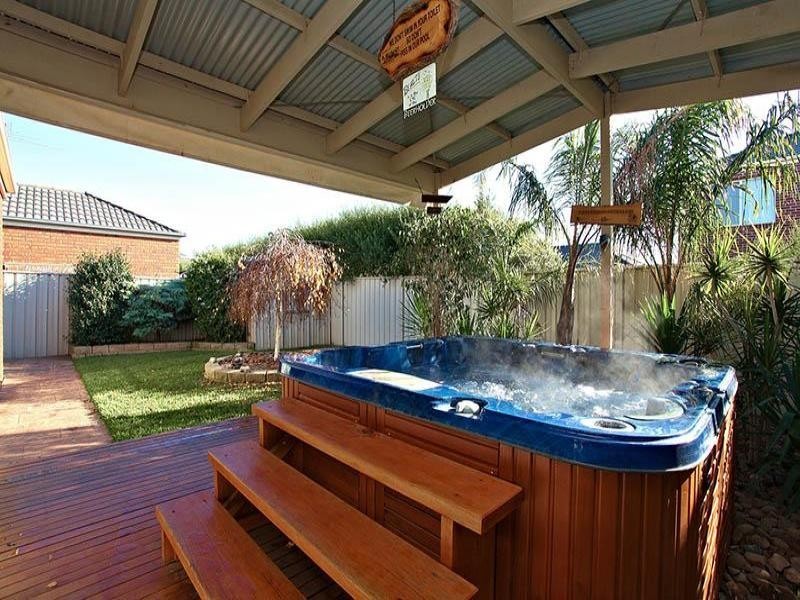 47 St Georges Ave, Caroline Springs VIC 3023