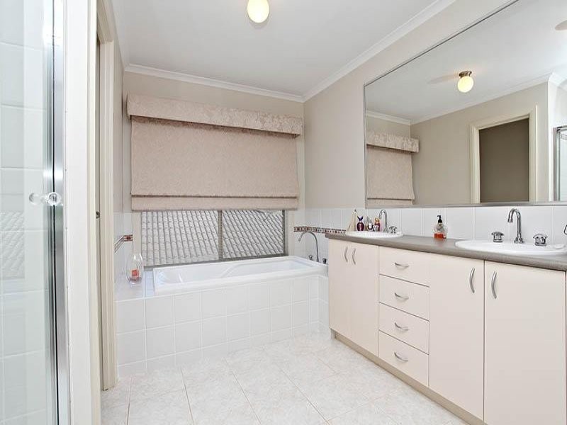 47 St Georges Ave, Caroline Springs VIC 3023