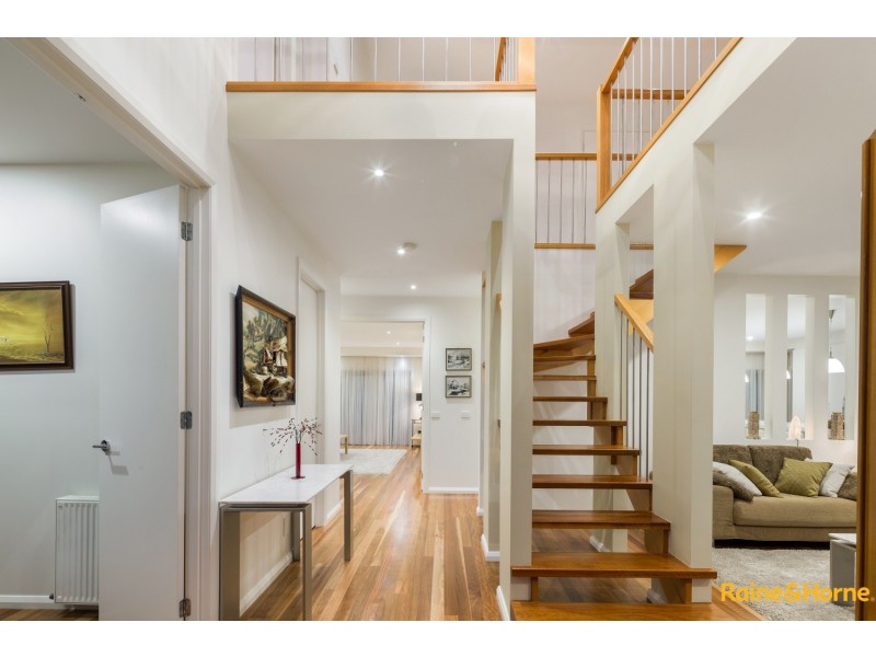 21 ILLAWARRA CIRCUIT, Taylors Hill VIC 3037