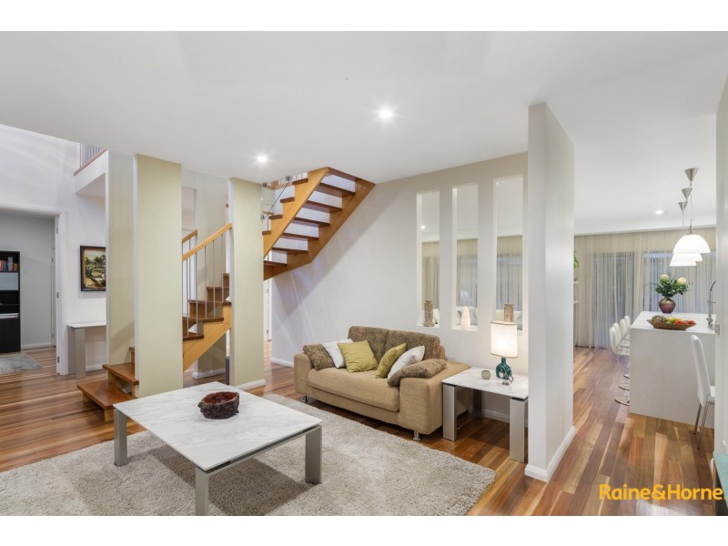 21 ILLAWARRA CIRCUIT, Taylors Hill VIC 3037