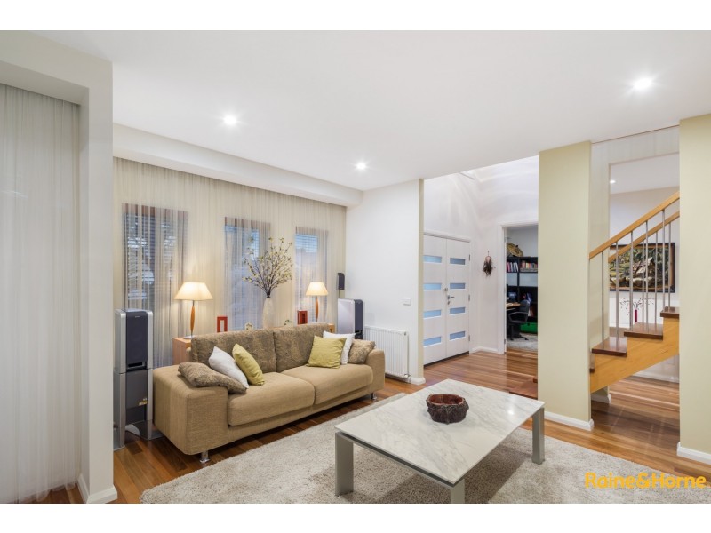 21 ILLAWARRA CIRCUIT, Taylors Hill VIC 3037