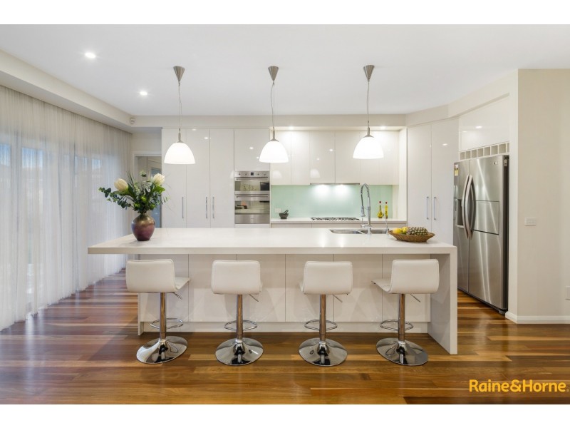 21 ILLAWARRA CIRCUIT, Taylors Hill VIC 3037