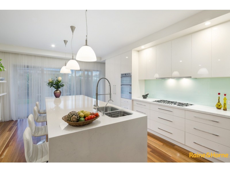 21 ILLAWARRA CIRCUIT, Taylors Hill VIC 3037