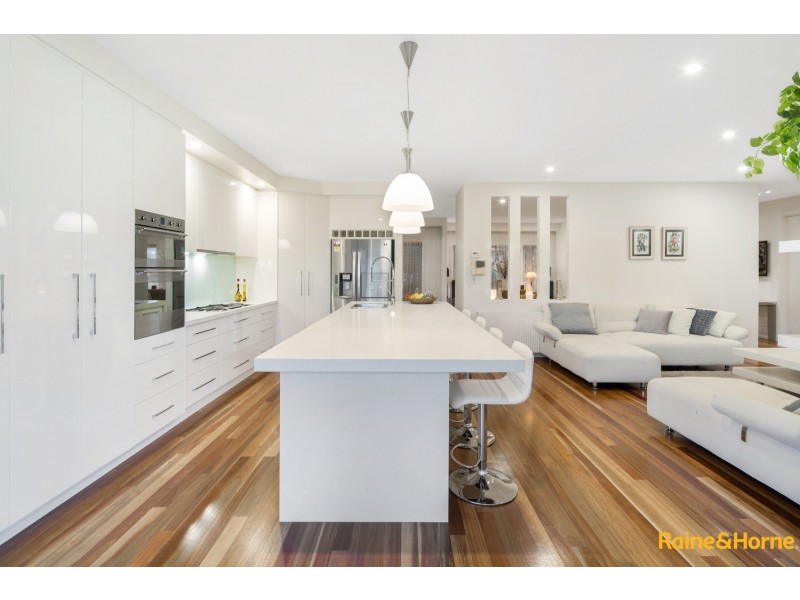 21 ILLAWARRA CIRCUIT, Taylors Hill VIC 3037