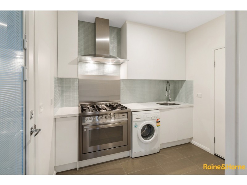 21 ILLAWARRA CIRCUIT, Taylors Hill VIC 3037