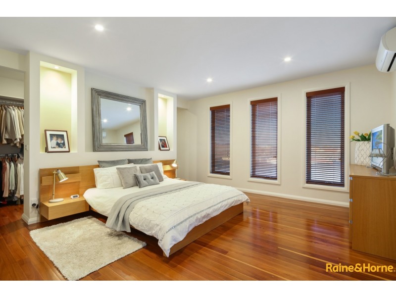 21 ILLAWARRA CIRCUIT, Taylors Hill VIC 3037