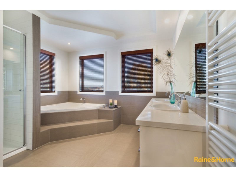 21 ILLAWARRA CIRCUIT, Taylors Hill VIC 3037