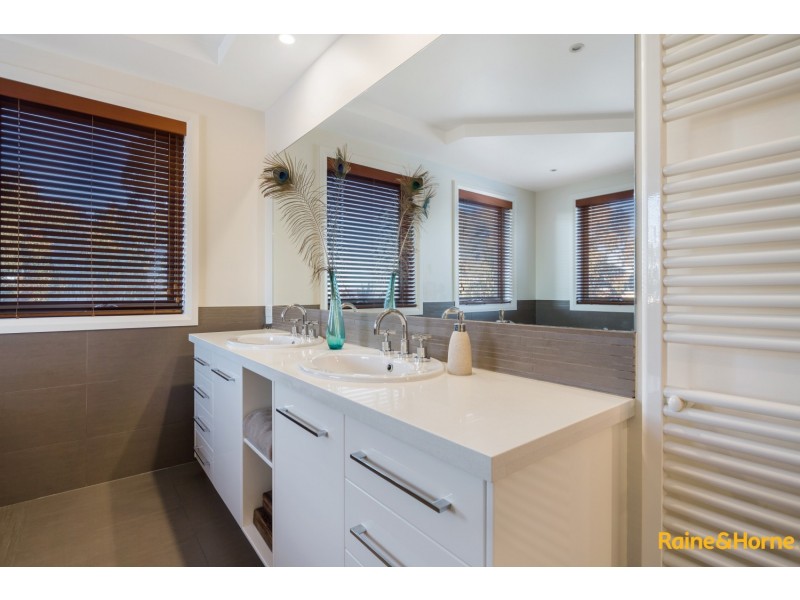 21 ILLAWARRA CIRCUIT, Taylors Hill VIC 3037