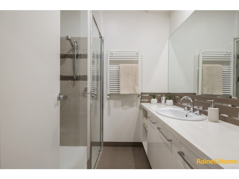 21 ILLAWARRA CIRCUIT, Taylors Hill VIC 3037