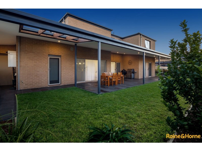 21 ILLAWARRA CIRCUIT, Taylors Hill VIC 3037