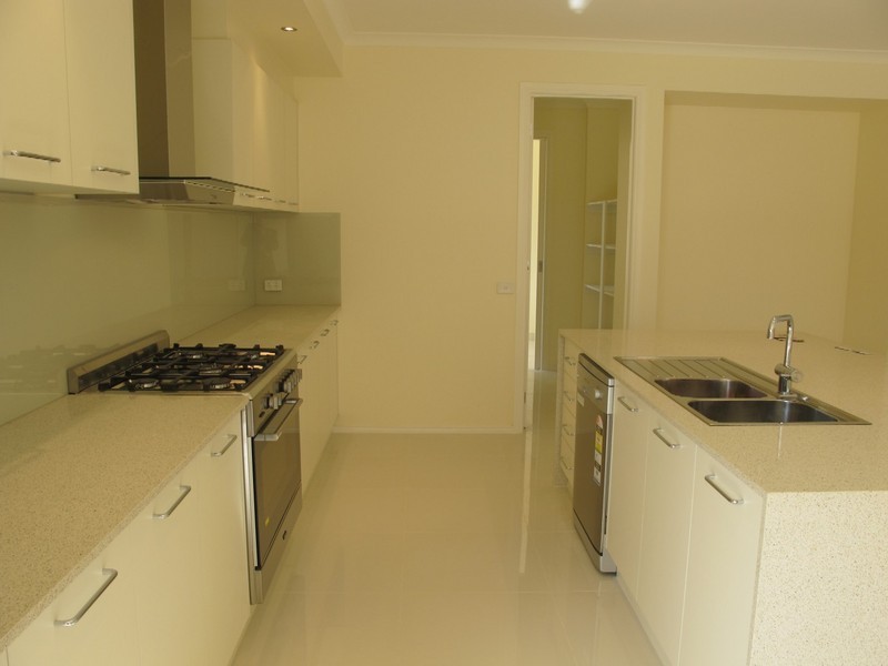 16 Carisbrook Street, Caroline Springs VIC 3023