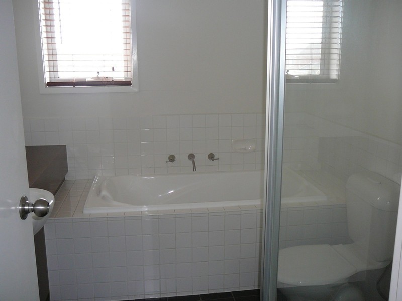 2 Beacon Lane, Caroline Springs VIC 3023