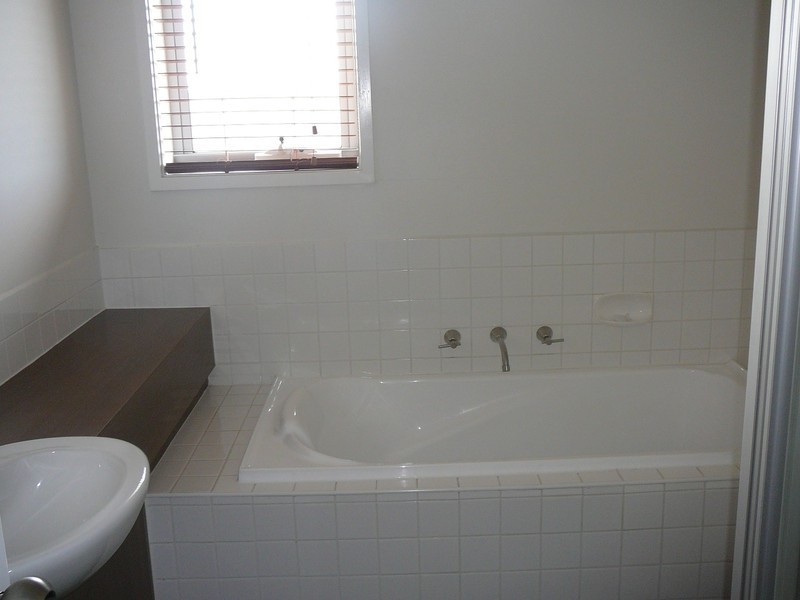 2 Beacon Lane, Caroline Springs VIC 3023