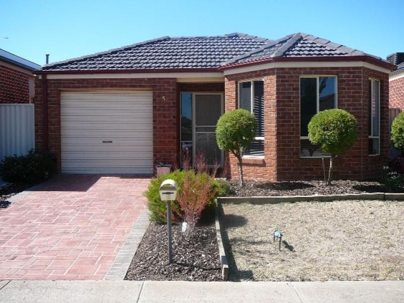 5 Clarendon Wynd, Caroline Springs VIC 3023