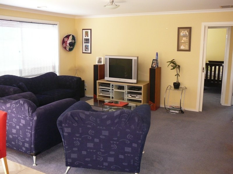 5 Clarendon Wynd, Caroline Springs VIC 3023