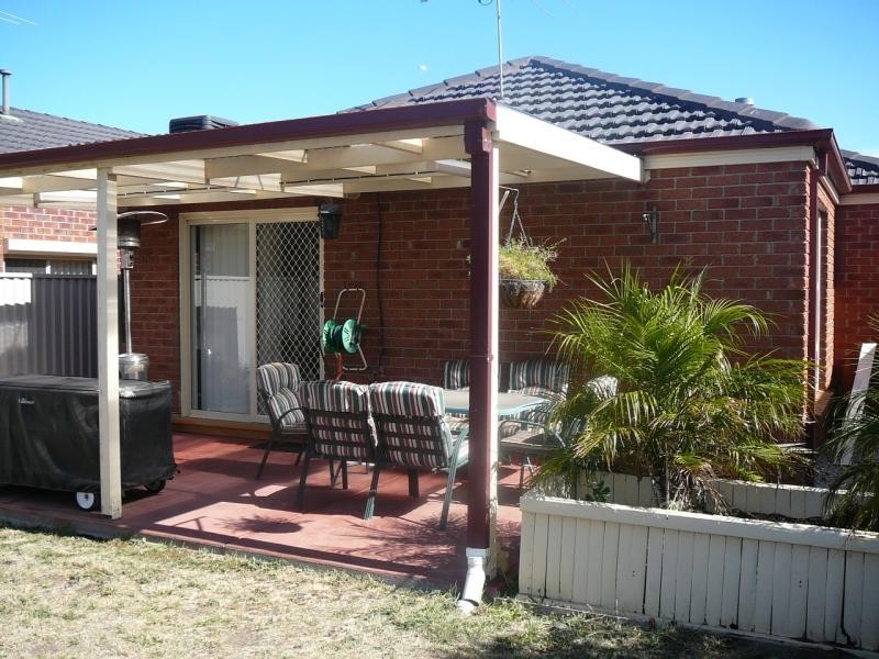 5 Clarendon Wynd, Caroline Springs VIC 3023