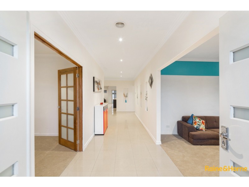 26 KINGSTON DRIVE, Taylors Hill VIC 3037