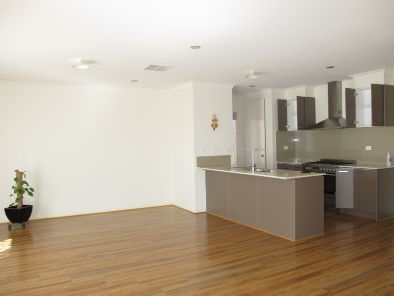 8 Devonport Court, Taylors Hill VIC 3037