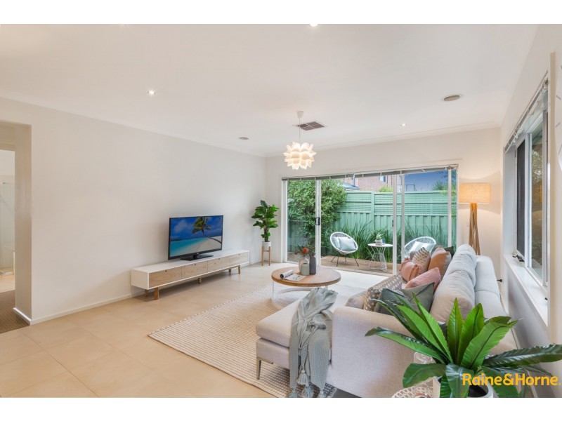 37 LAMBERTIA LOOP, Caroline Springs VIC 3023