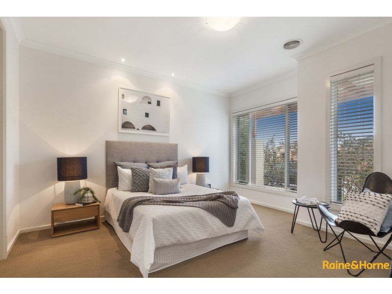 37 LAMBERTIA LOOP, Caroline Springs VIC 3023