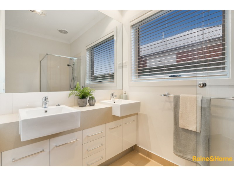 37 LAMBERTIA LOOP, Caroline Springs VIC 3023